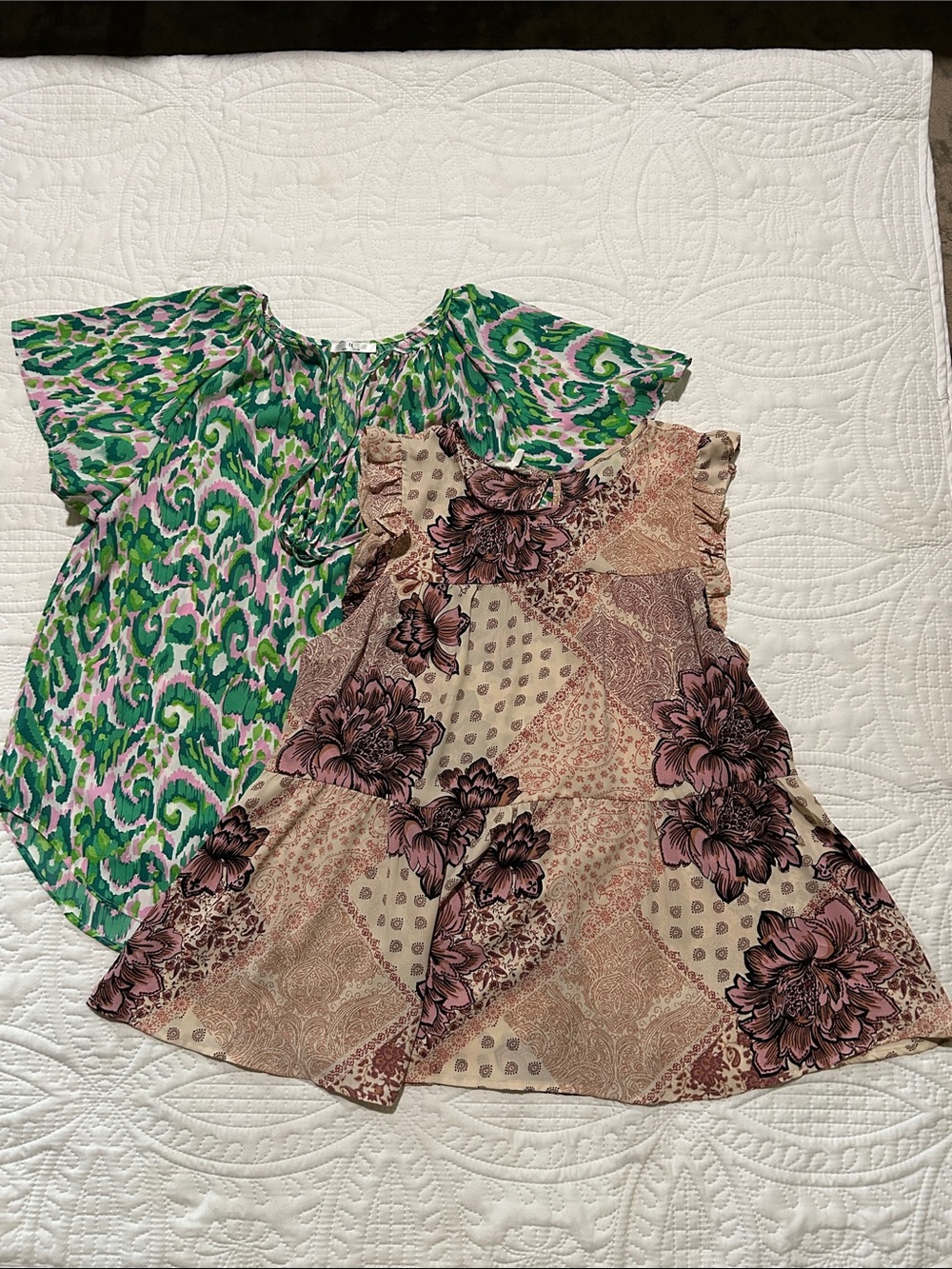 Bundle of 2 Polyester Women’s tops SZ: L